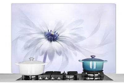 Produktbild von KitchenYeah®  Spritzschutz Küche - Küchenrückwand - Wandschutz für Herd und Spüle - Blume - Abstrakt - Weiß 120x80 - Alu-Dibond (Alternative zum Spritzschutz aus Glas) - Hitzebeständig - Herdspritzsch