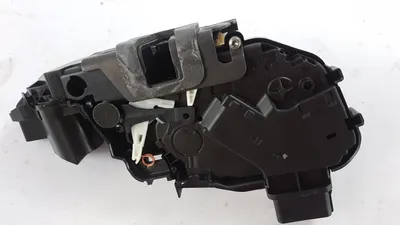 Imagen del producto de Cerradura de puerta delantera derecha para Land Rover Discovery L319 y Evoque L538, referencia LR072420