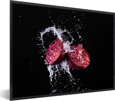 Produktbild von MuchoWow® Gerahmtes Poster Granatapfel - Frucht - Wasser - Schwarz - Violett 40x30 cm - Poster mit Schwarzem Bilderrahmen Wandposter Rahmen Foto Bilder - Kunstposter - Wanddekorationen
