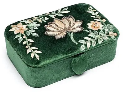 Produktbild von Schmuck-/Tarot-Box Samtgrün mit Lotus – 11 x 15,5 x 5 cm