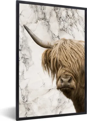 Produktbild von MuchoWow® Gerahmtes Poster Schottischer Highlander - Kuh - Marmor 40x60 cm - Poster mit Schwarzem Bilderrahmen Wandposter Rahmen Foto Bilder - Papierdruck - Wandbilder