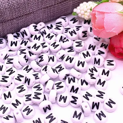 Produktbild von Buchstaben Perlen, 30 Stück, 4x7 mm, weiß mit schwarz, rund, Buchstabe M