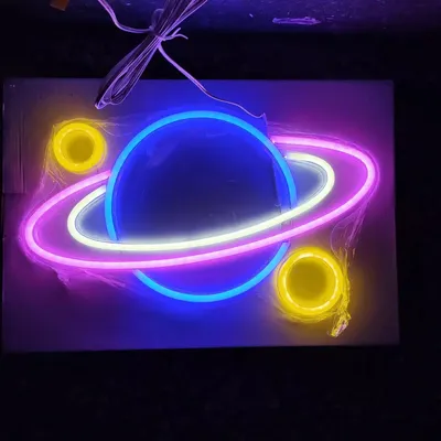 Produktbild von NEON LED Licht, dekorative Wand-Leuchte, Planet blau mit orangen Monden, ca. 40 x 27,5 x 2 cm