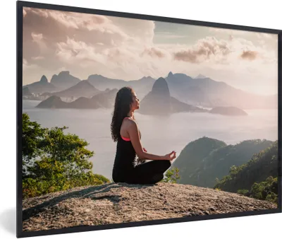 Produktbild von MuchoWow® Gerahmtes Poster Eine Frau macht Yoga in der Natur 90x60 cm - Poster mit Schwarzem Bilderrahmen Wandposter Rahmen Foto Bilder - Fotorahmen - Foto-Plakat