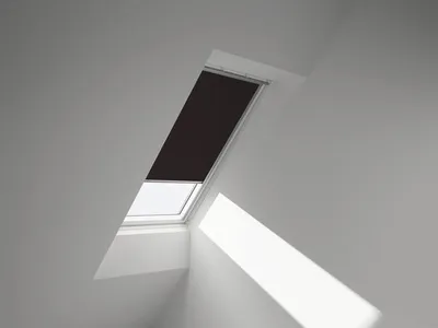 Produktbild von VELUX Verdunkelungsrollo uni dunkelbraun manuell Rahmen weiß DKL PK08 4559SWL