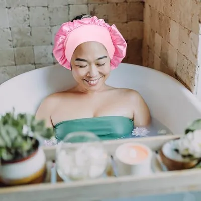 Image de 3 bonnets en satin pour femmes, avec une large bande élastique, doux couvre-chefs en satin hypoallergénique pour la nuit et pour l'entretien des cheveux