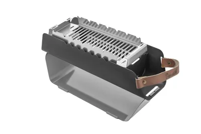 Produktbild von The Favilla FUMO mobiler Holzkohlegrill – Kompakter 2-in-1 Grill mit Edelstahlrost & Spießhalterung –Inkl. Tragetasche für Camping, Balkon & Picknick