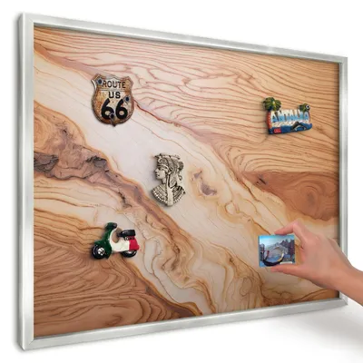 Produktbild von Magnettafel 70x50 cm in einem silbernen Rahmen - Magnetische Metalltafel, Magnetpinnwand zur Wandmontage für Wohnzimmer, Küche, Flur, Kinderzimmer und Büro - Holzstruktur