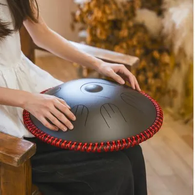 Produktbild von "Handpan Hybrid" - Zungentrommel/Steel Tongue Drum in D-Kurd - die handgefertigte Handpan-Alternative, 35,5 cm, 9 Töne, Schwarz - inkl. Tasche, Schlägel & Liederbuch