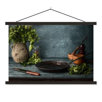 Produktbild von MuchoWow® Textilposter Kräuter - Gewürze - Pfanne - Messer - Grau - Rustikal 120x80 cm mit schwarzem Rahmen - Wanddeko