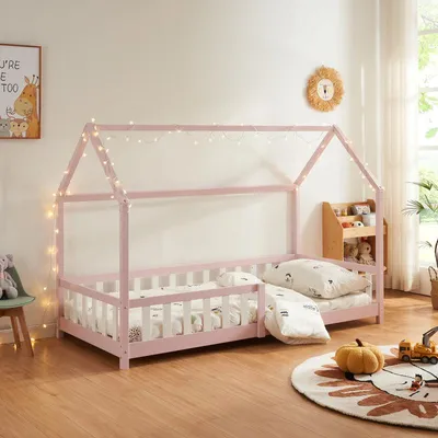 Produktbild von Kinderbett 90x200 cm, Modell "Dennenhou" – Mädchenbett im Hausdesign mit Schutzgitter