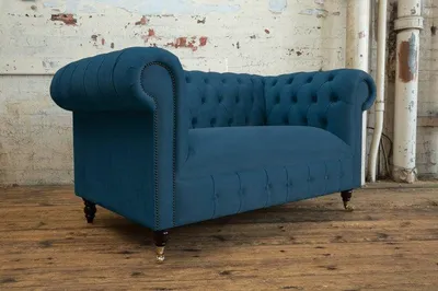 Zdjęcie produktu dla Sofa designerskie, dwuosobowe, model Chesterfield, obita tkaniną. Sofy tapicerowane