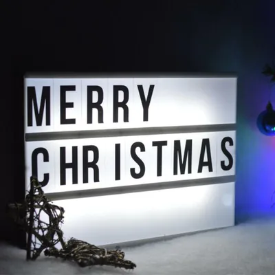 Imagen del producto de Caja de luz LED decorativa navideña con letras adhesivas, alimentación 3/6 pilas AA/USB, luz blanca fría, IP20, dimensiones 30 x 4 x 22 cm, referencia X0600W5237