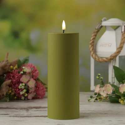 Produktbild von LED Stumpenkerze MIA - Kunststoff - 3D Flamme - H: 20cm - D: 7,5cm - für Außen - olivgrün
