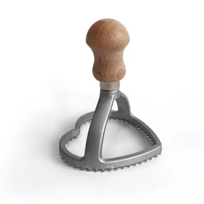 Immagine prodotto di Fackelmann Stampino per ravioli a cuore, materiale manico ergonomico in legno di faggio e parte funzionale in alluminio, Dimensione 8,5x8x10cm