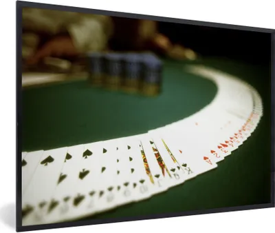 Produktbild von MuchoWow® Gerahmtes Poster Spielkartenstapel auf dem Tisch 90x60 cm - Poster mit Schwarzem Bilderrahmen Wandposter Rahmen Foto Bilder - Fotorahmen - Foto-Plakat