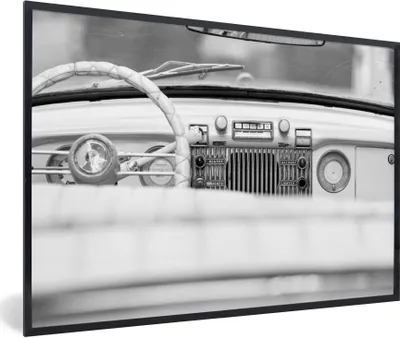 Produktbild von MuchoWow® Gerahmtes Poster Interieur eines Oldtimers - schwarz und weiß 90x60 cm - Poster mit Schwarzem Bilderrahmen Wandposter Rahmen Foto Bilder - Fotorahmen - Foto-Plakat