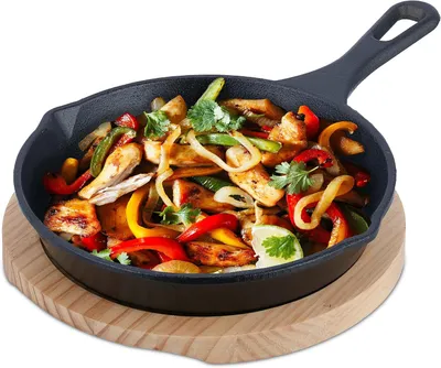Productafbeelding van Gietijzeren pan met houten onderzetter - Koeken pan voor kookplaat & bbq - Ø 20 cm - Inductie - Grill - Antraciet