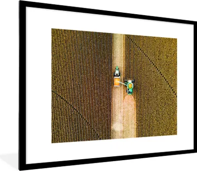 Produktbild von MuchoWow® Gerahmtes Poster Traktor - Feld - Land - Bauernhof - Ernte 80x60 cm - Poster mit Schwarzem Bilderrahmen Wandposter Rahmen Foto Bilder - Schlafzimmer-Dekorationen - Fotoposter