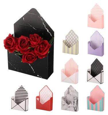 Image de 10 sacs cadeaux en papier décorés de motifs floraux, avec des anses