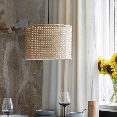 Image de Suspension ronde Ruben en rotin et laiton de Broste Copenhagen, 35 cm de diamètre, 25 cm de hauteur