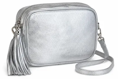 Image de Sac à bandoulière argenté en cuir métallisé italien avec pompon, de la collection Alessandro