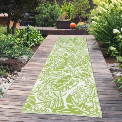 Produktbild von Nachhaltiger In & Outdoor-Teppich mit tropischem Design in grün Größe - 90 x 300 cm