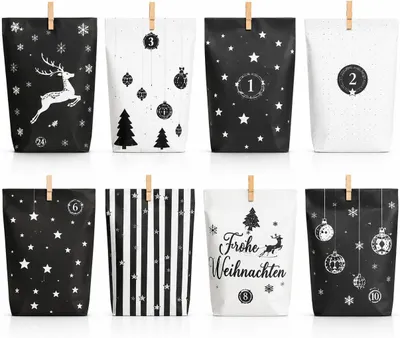 Imagen del producto de Calendario de adviento para rellenar, modelo 3, con 24 bolsas de papel en blanco y negro, 24 pegatinas con números y 24 clips de madera, ideal para colocar regalos durante la época navideña.