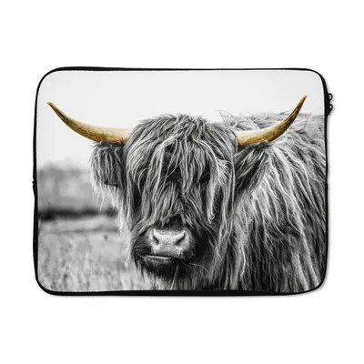 Produktbild von MuchoWow® Laptop Hülle 17 Zoll Laptoptasche Schottischer Highlander - Kuh - Schwarz - Gold - Zipper - Schutzabdeckung