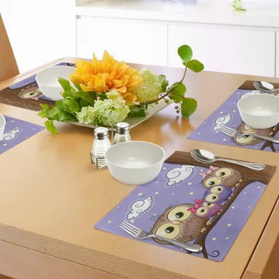 Immagine prodotto di Tovagliette per bambini ABAKUHAUS, stile caricatura, gufi, uccelli, famiglia, madre, padre, figlia, figlio, seduti su un ramo, Tiscjdeco in tessuto resistente al lavaggio, per sala da pranzo e cucina, lavanda e marrone