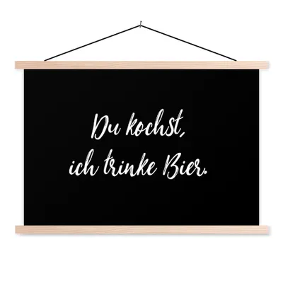 Produktbild von MuchoWow® Textilposter Du kochst, ich trinke Bier - Bier - Zitate - Alkohol - Sprichwörter 120x80 cm mit holzfarbenen Rahmen - Aufhängeset