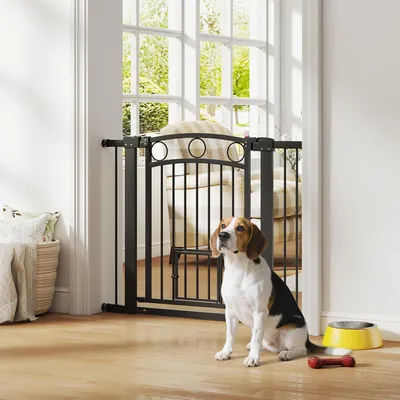 Zdjęcie produktu dla Barierka ochronna na schody dla psów i kotów z otworem dla kota, regulowana szerokość 76-104 cm, czarna | wysokość 77 cm | stal | 2 sposoby montażu