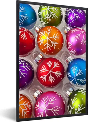 Produktbild von MuchoWow® Gerahmtes Poster Eine Schachtel mit Weihnachtsschmuck 60x90 cm - Poster mit Schwarzem Bilderrahmen Wandposter Rahmen Foto Bilder - Kunst