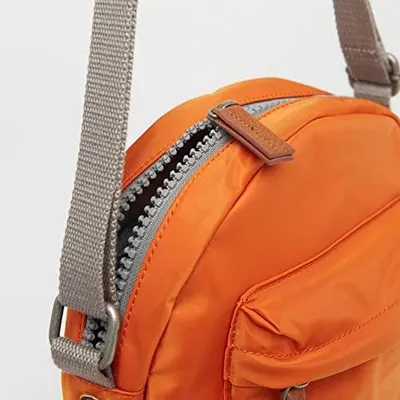 Zdjęcie produktu dla ROKA London Paddington B, torba na ramię, wykonana z recyklingowego nylonu, kolor pomarańczowy, rozmiar S, styl minimalistyczny