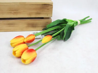 Obrázok produktu pre Umelý tulipán gumový 46 cm dekoratívny kvet realistický tulipán do vázy oranžovo červený