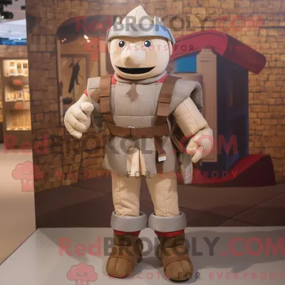 Obrázek produktu pro Béžová REDBROKOLY postava maskota středověkého rytíře oblečená s vestou a batohy
