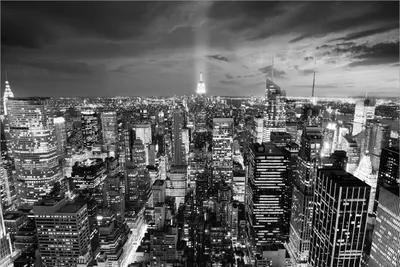 Produktbild von Wallario Premium Vliestapete Fototapete New York bei Nacht - Panoramablick über die Stadt - schwarzweiß in der Größe 400 x 267 cm, extra dick, wird in 5 Teilen geliefert