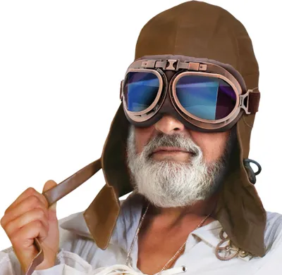 Mann mit weißem Bart trägt braune Fliegerhaube und große Fliegerbrille mit blauen Gläsern.