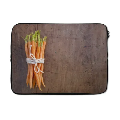 Produktbild von MuchoWow® Laptop Hülle 13 Zoll Wald von Wurzeln mit einem dunklen und hölzernen Hintergrund Laptoptasche - Laptophülle - Sleeve - Rundumschutz