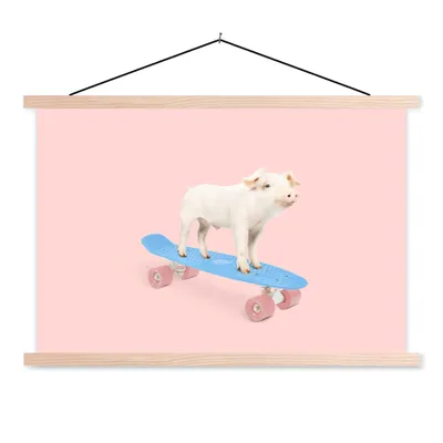 Produktbild von MuchoWow® Textilposter Schwein - Rosa - Skateboard - Blau - Tiere 60x40 cm mit holzfarbenen Rahmen - Bilder