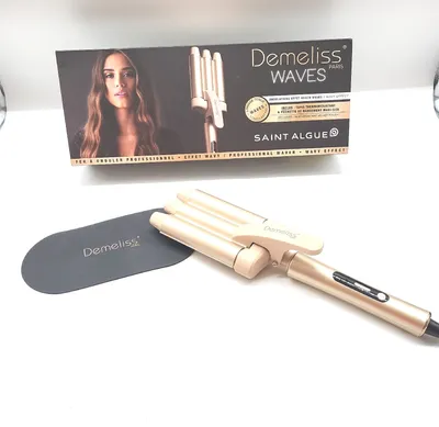 Produktbild von Demeliss SAINT ALGUE - WAVES Lockenstab - Wavy-Effekt Wellenstab - Keramik- und Turmalinbeschichtung - 10 Temperaturstufen - Fr alle Haartypen - Mit hitzebestndiger Matte & Transporttasche.
