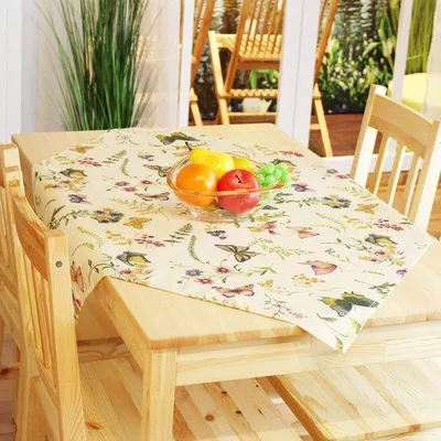 Productafbeelding van Unyqoos® tafelkleed met vlindermotief – pastelcrème, 100% polyester, machinewasbaar tot 40 °C, elegante tafeldecoratie voor eetkamer en woonkamer