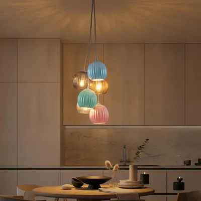 Productafbeelding van Gekleurde hanglamp Meline 6-lichts, AI-gegenereerde afbeelding