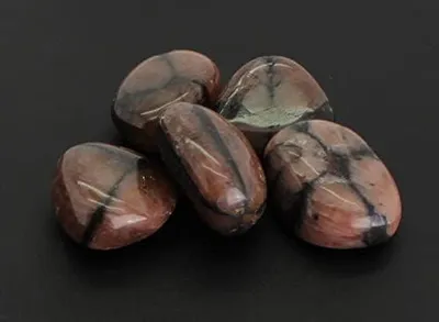 Produktbild von Chiastolith-Kreuzstein als getrommelter Edelstein, Hand- und Taschenstein