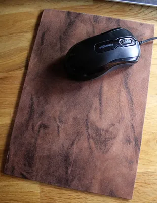 Produktbild von Echtes und exclusives Leder Mousepad - Mauspad - braun gemasert, holzige Optik