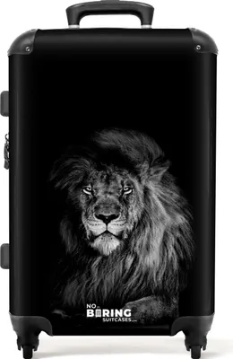 Obrázek produktu pro NoBoringSuitcases.com - Velký kufr černý XL - Cestovní kufr Lion se 4 kolečky - Vozík na kolečkách 72 litrů - Kufr na kolečkách velký lehký - Prostorný kufr 20 kg velký - Cestovní kufr pro dospělé - Kufr na zavazadla střední - Kufr na zavazadla tsa lock střední 67x43x25 cm, 72L,