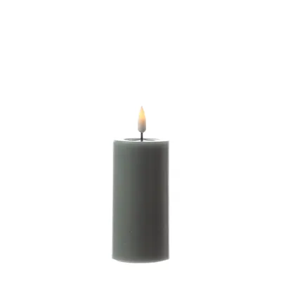 Zdjęcie produktu dla Świeca filarowa LED MIA - prawdziwy wosk - realistyczny płomień 3D - H: 10cm - D: 5cm - szałwiowa zieleń