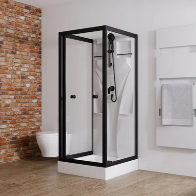 Bild einer Glasdusche mit schwarzen Profilen, Duschsystem, Griffen, weißer Wanne und Rückwand im Bad