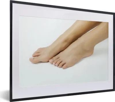 Produktbild von MuchoWow® MuchoWow® Gerahmtes Poster Barfüßige Frau 40x30 cm - Poster mit zchwarzem Bilderrahmen - Bilderrahmen - Poster im Rahmen