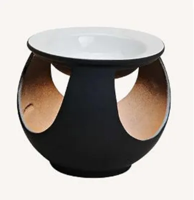 Eine schwarze Keramik-Duftlampe. Design ist modern und minimalistisch mit einer runden Schale oben
